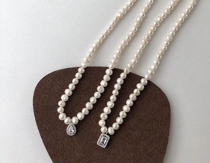 Exquisite Dual-Tone Pearl Necklace with Vintage Charm Pendant