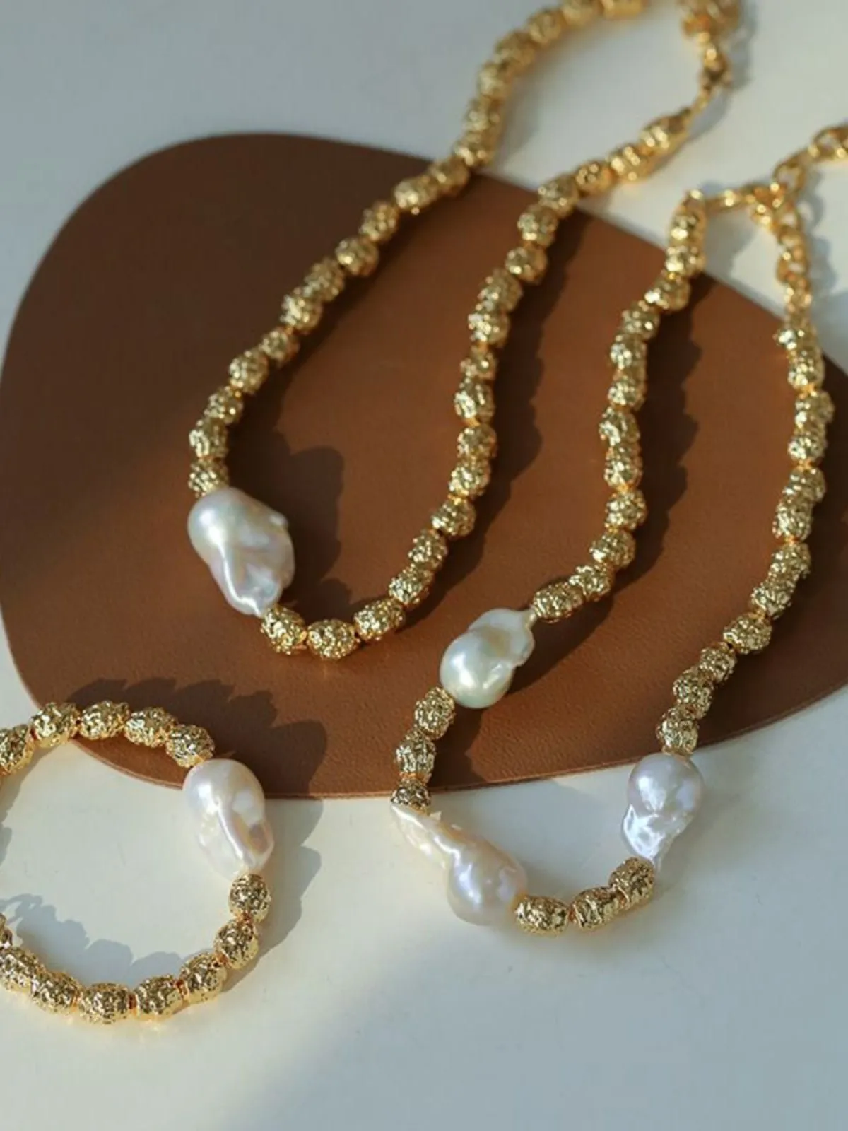 Fashionable Metallic Baroque Pearl Necklaces A Style