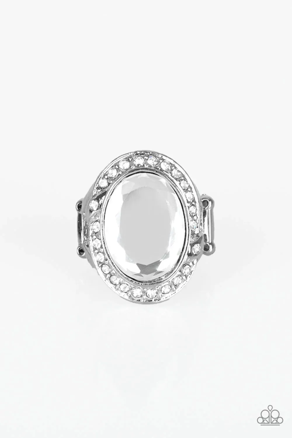 Paparazzi Ring ~ Queen Scene - White