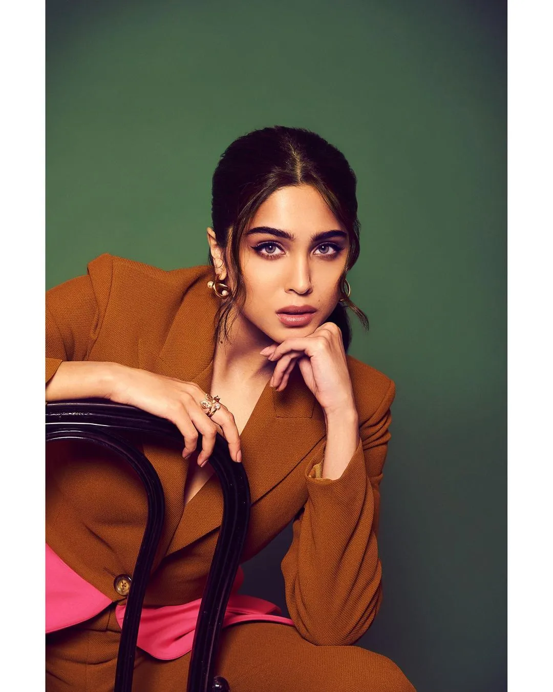 Sharvari Wagh Wearing Pearls des Celeste Twisted Hoops